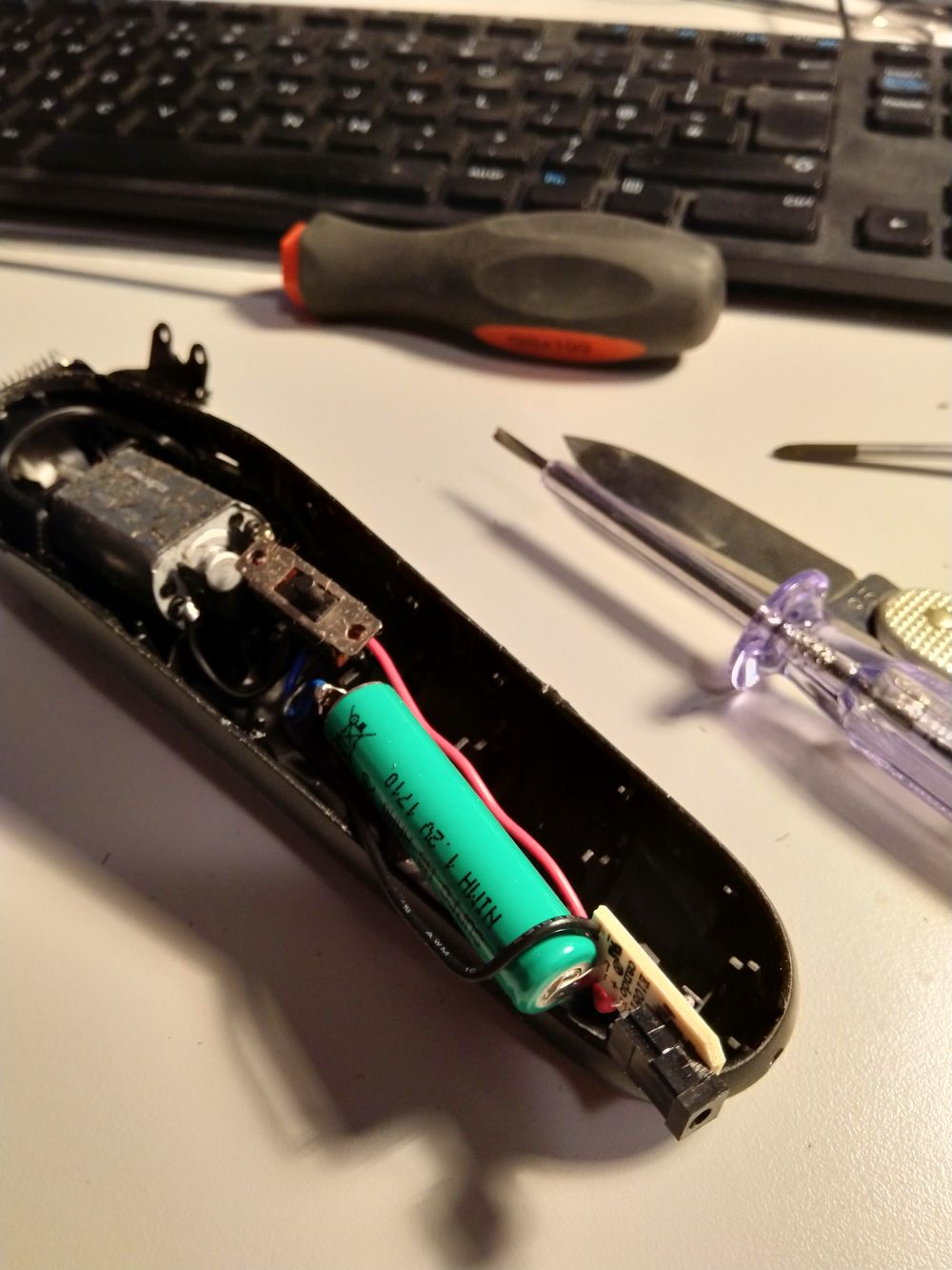 (showing insides of Braun 5516 with battery soldered to the cables)